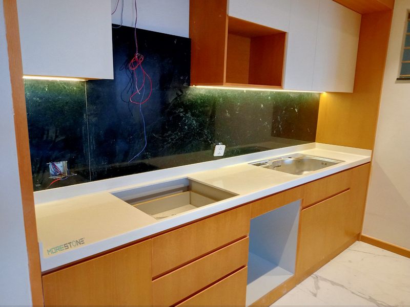 Đá ốp bàn bếp đẹp mang sự tinh tế và sang trọng đến với không gian sống của gia đình. Đây là 1 gợi ý tuyệt vời cho không gian căn bếp của gia đình.